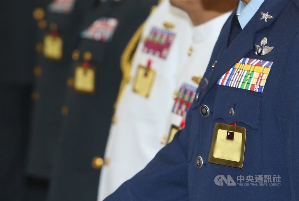 退役中將林勤經於2007年赴美國,涉違反國家機密保護法於2014年遭通緝,但仍領取月退俸、18%優惠存款;國防部17日表示,一切依法行政,若遭判刑確定會追繳退俸。(示意圖/中央社檔案照片)