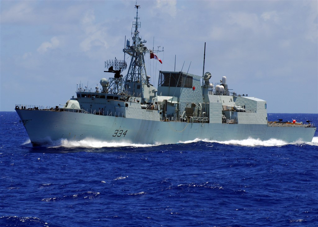 加拿大皇家海軍哈利法克斯級巡防艦里賈納號(圖)18日清晨航經台灣海峽;國防部19日表示此為自由航行,國軍依規定監偵掌握,期間無異狀。(圖取自維基共享資源網頁,版權屬公有領域)