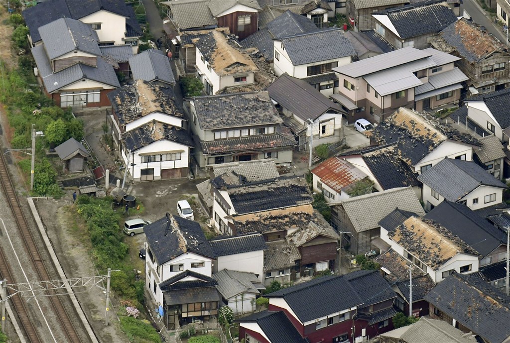 日本山形縣外海18日晚間發生規模6.7強震,許多房屋屋頂瓦片被震碎。(共同社提供)