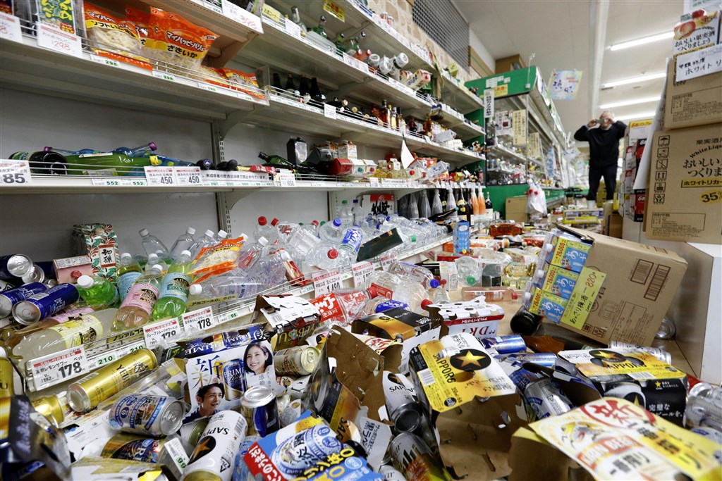 日本山形縣外海18日晚間發生規模6.7強震,超市貨架上的商品因搖晃掉到地上。(共同社提供)