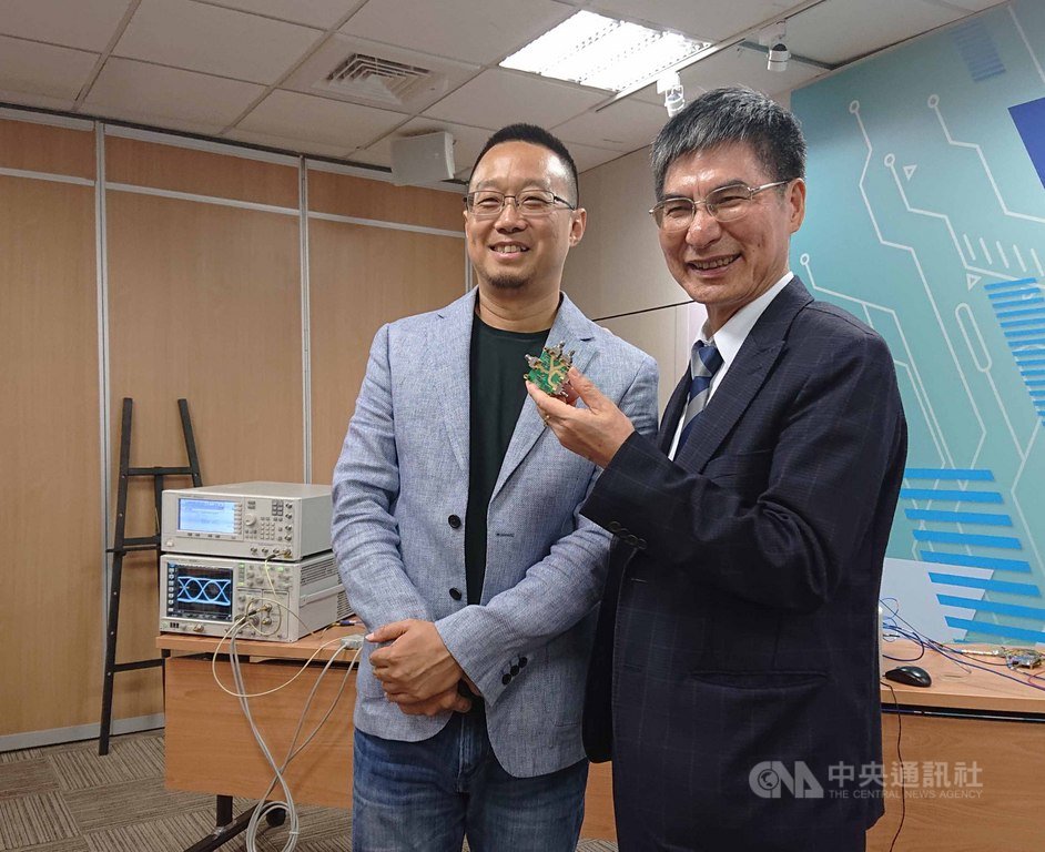科技部長陳良基(右)不僅是台大電子工程學研究所教授李致毅(左)的老師、同事,如今更是創業成功的貴人。中央社記者潘姿羽攝 108年6月19日