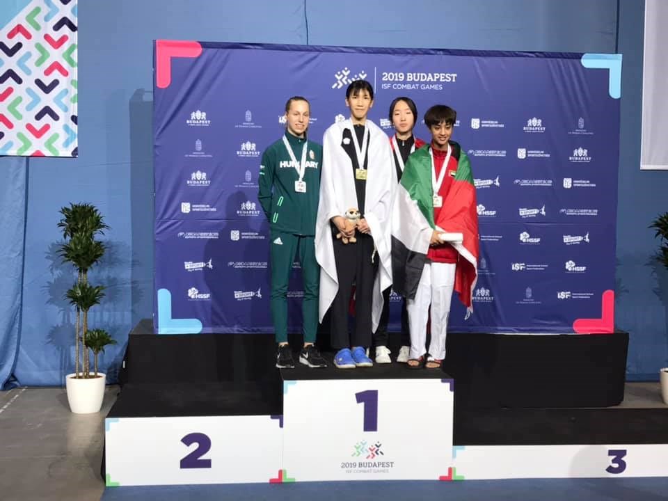 中華隊教練楊家維表示,16歲林唯均(左2)表現亮眼,首役就以41比16痛宰對手,第2戰甚至直接KO阿拉伯聯合大公國選手,「最特別的是冠軍賽,地主選手被她踢得滿場跑,甚至一直跑出場外」。(圖取自楊家維臉書網頁facebook.com)