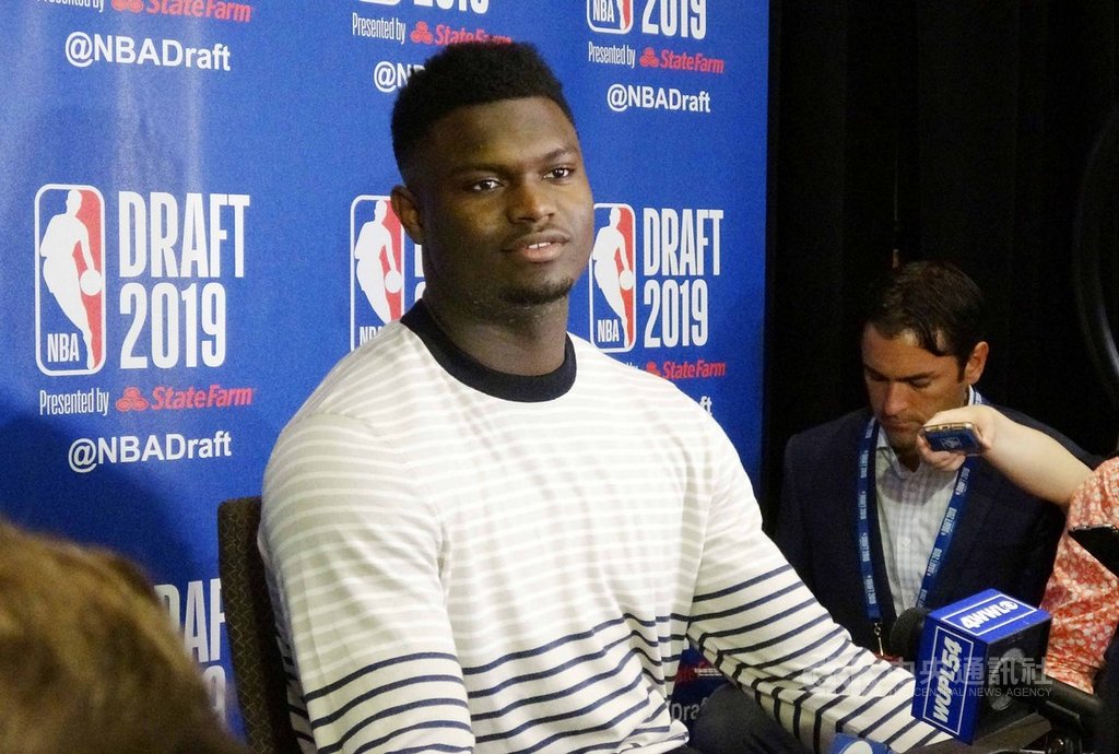 杜克大學前鋒威廉森(圖)是美國職籃NBA選秀狀元熱門人選,被譽為詹姆斯接班人。面對盛名帶來的壓力,威廉森強調只想做自己,打球不是為了滿足他人期待。中央社記者尹俊傑紐約攝 108年6月20日