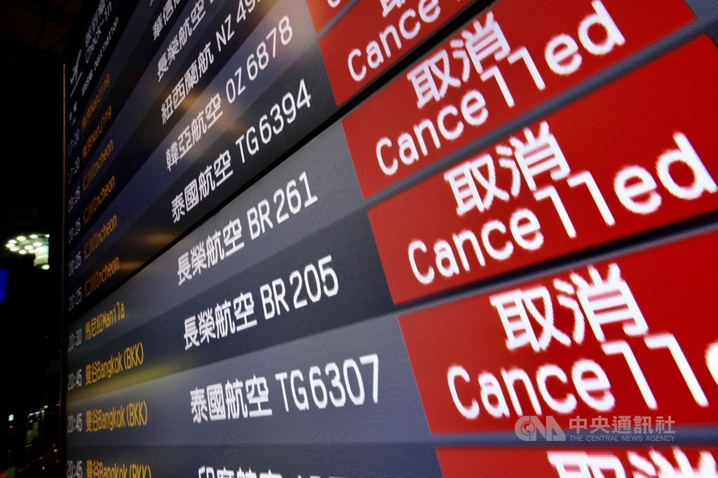 桃園市空服員職業工會20日宣布,長榮航空空服員自下午4時起罷工,桃園機場多個航班受到影響,電子資訊布告欄上亮起不少紅色「取消」字樣。中央社記者邱俊欽桃園攝 108年6月20日