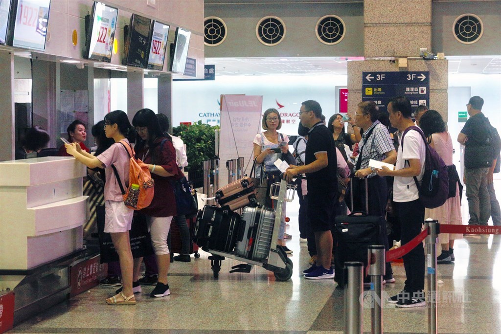 長榮航空勞資協商,20日下午4時起空服員展開罷工,高雄航空站並公布長榮BR797高雄飛廣州航班取消。圖為原訂搭乘長榮航空旅客辦理轉搭港龍航空班機。中央社記者董俊志攝 108年6月20日