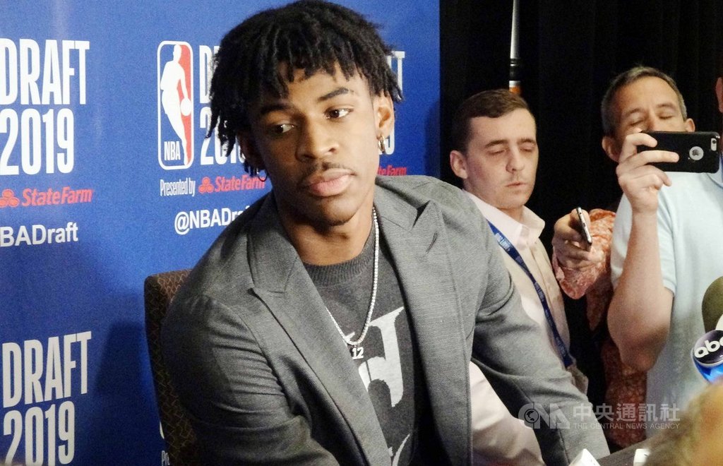 美國職籃NBA選秀榜眼大熱門莫蘭特(圖)有望加盟溫哥華灰熊,接替康利擔任主力控衛。莫蘭特說他不在意外界酸言酸語,負能量反而能鞭策他進步。中央社記者尹俊傑紐約攝 108年6月20日