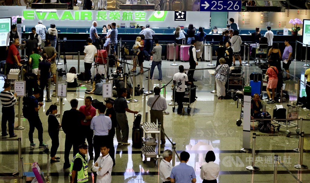 長榮航空勞資協商破局,桃園市空服員職業工會宣布20日下午4時起長榮空服員正式展開罷工,桃園機場一度出現旅客大排長龍景象,經旅客陸續簽轉,以及晚間航班較少,人潮逐漸紓解。中央社記者邱俊欽桃園機場攝 108年6月20日