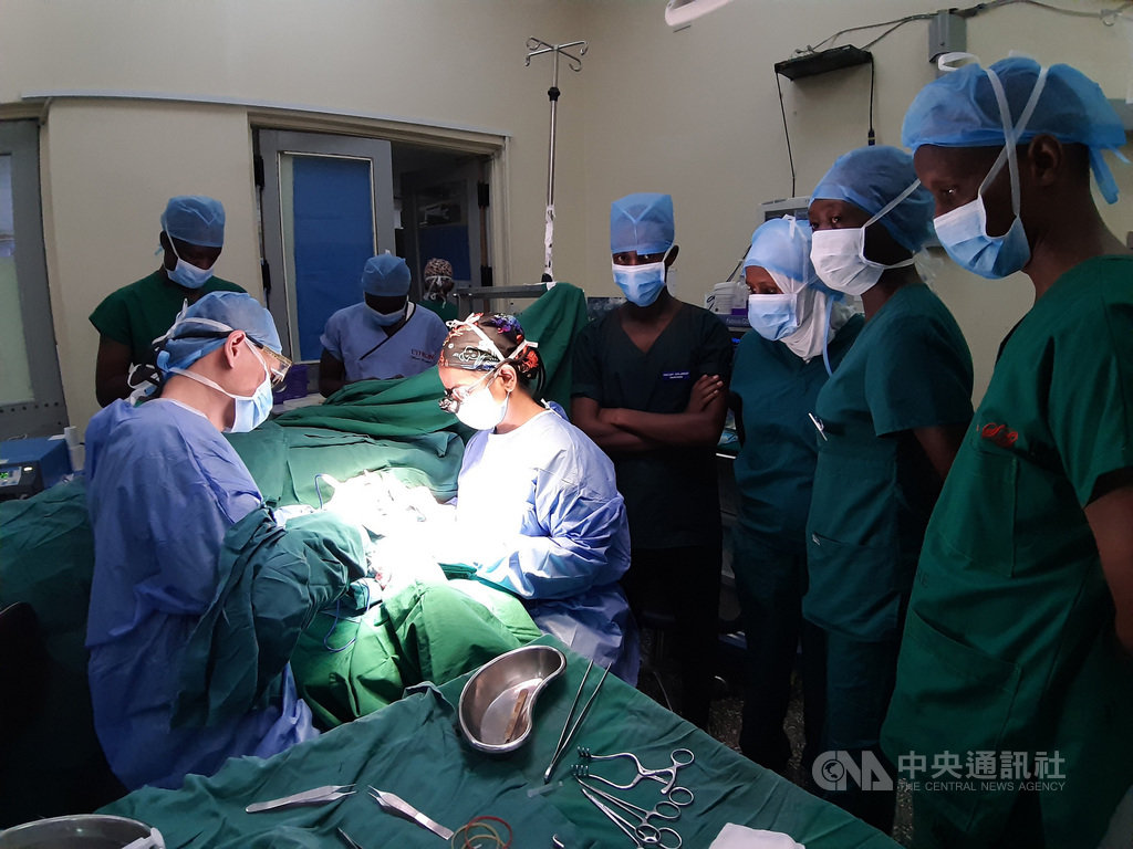 成大醫院和肯亞2007年開始進行醫療衛生合作計畫,今年派醫師前往肯亞指導,也計畫將台灣血液透析耗材引入肯亞。(成大醫院提供)中央社記者張榮祥台南傳真 108年6月21日