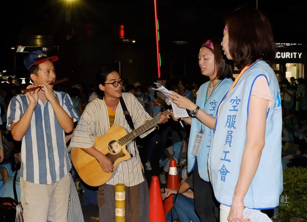 桃園市空服員職業工會20日宣布長榮航空空服員自下午4時起罷工,並陸續在南崁長榮運航大樓前集結,靜坐抗爭,晚間現場搭起舞台,有成員帶頭高唱歌曲,鼓舞罷工成員士氣。中央社記者吳睿騏桃園攝 108年6月21日