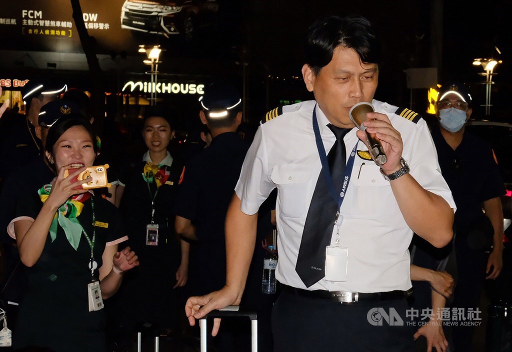 長榮航空空服員自20日下午4時起展開罷工,前往桃園南崁長榮運航大樓靜坐,至晚間仍陸續有空服員加入,資深機師梁學賢(前右)也現身,以行動支持空服員爭取權益。中央社記者吳睿騏桃園攝 108年6月21日