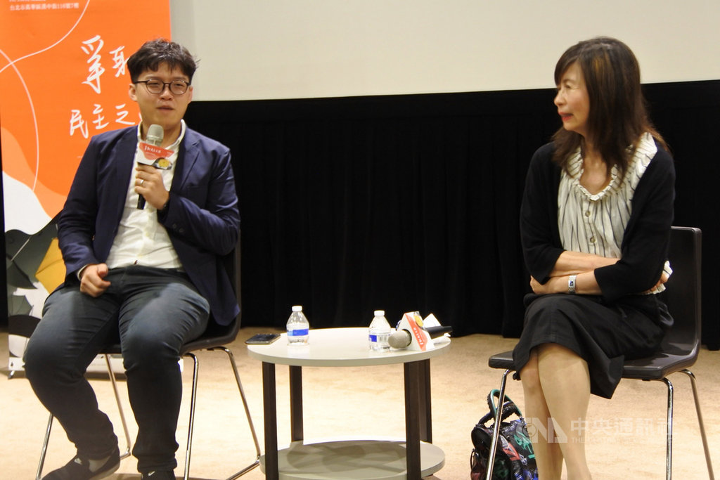 前學民思潮發言人、時政評論員張秀賢(左)和央廣董事長平路(右)21日在「爭取民主之路-一國兩制下的香港」主題影展映後座談。中央社記者張淑伶攝 108年6月21日