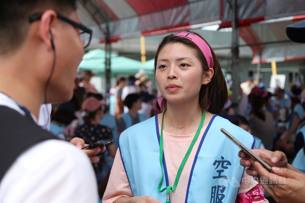 長榮航空21日於台北地方法院遞狀,向工會提出請求非法罷工之損害賠償。工會代表郭芷嫣表示,這是合法罷工行為,呼籲長榮航空勿混淆視聽。中央社記者魯鋼駿攝 108年6月21日