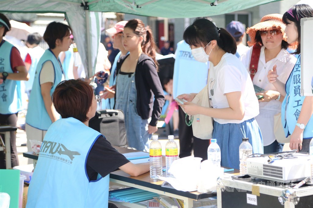 長榮空服員20日下午4時起展開罷工,桃園市空服員職業工會成員在長榮航運大樓前輪班靜坐抗爭,21日上午9時許陸續有空服員到場簽到、交接。中央社記者魯鋼駿攝 108年6月21日