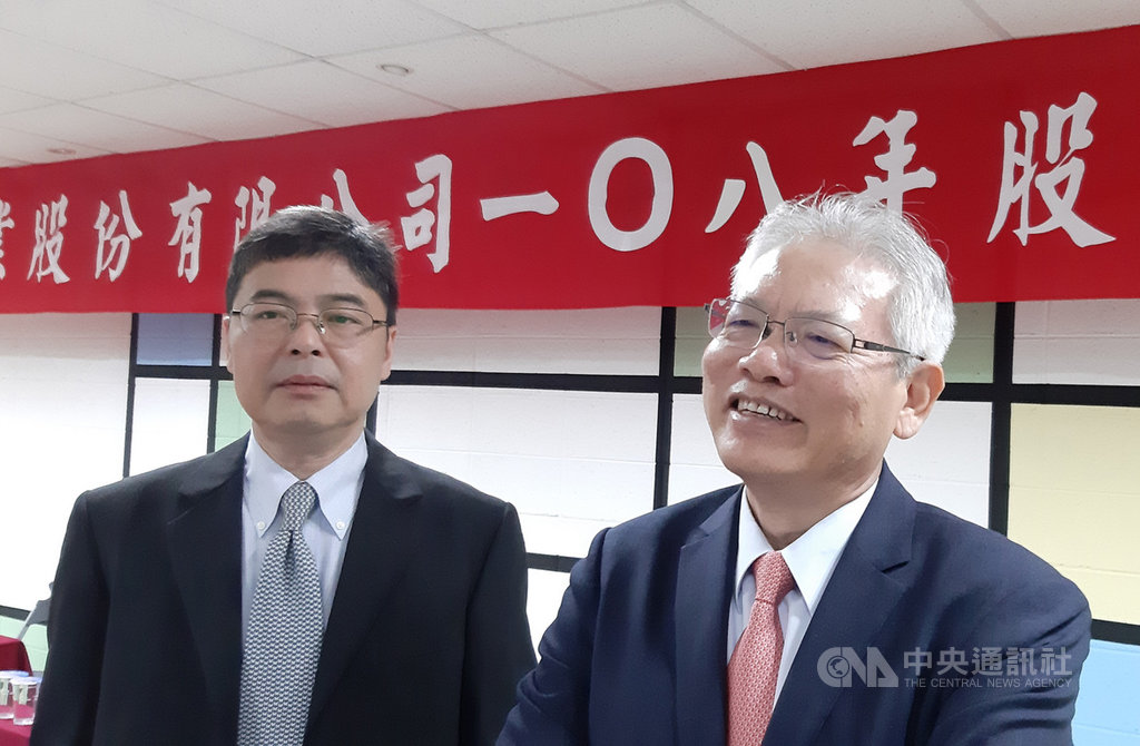 仁寶電腦總經理翁宗斌(右)21日在股東會後受訪表示,越南廠已投入網通產品生產,效果還不錯,但筆電生產線今年仍維持在中國生產,不會遷移至越南。中央社記者潘智義攝 108年6月21日