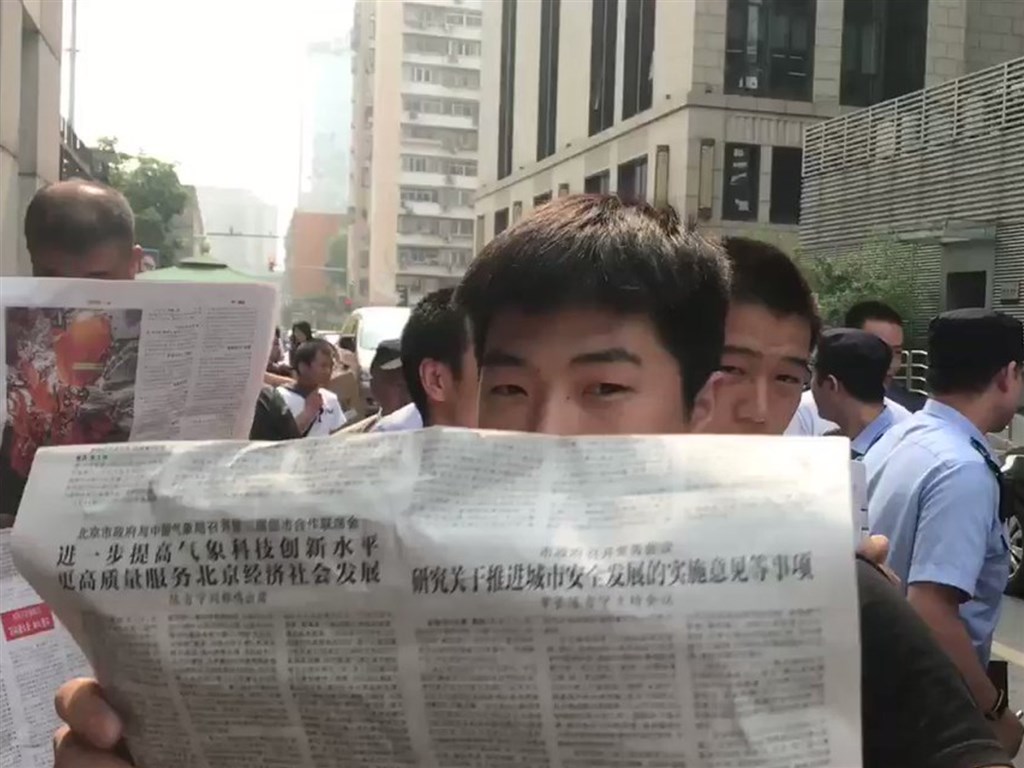 中國維權律師王全璋因709事件被捕,其妻子李文足20日上午赴中國司法部請願,要求依法立即安排家屬探視丈夫,但司法部拒收請願信,還出動大批國保人員阻撓媒體攝影。(圖取自twitter.com/709wangqiaoling)