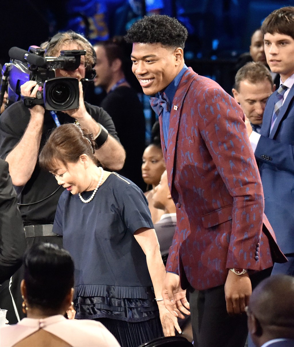 美國職籃NBA 21日在紐約布魯克林舉行2019年選秀會,華盛頓巫師以第9順位挑走具日本國籍的八村壘(中右)。(共同社提供)
