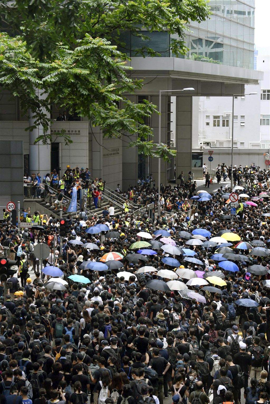 大批香港市民21日中午包圍位於灣仔的警察總部,要求與警務處處長盧偉聰對話,撤回對「反送中」遊行的暴動定性。(共同社提供)