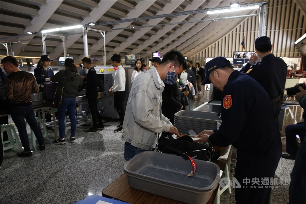寮國20日向OIE通報非洲豬瘟病例,21日起旅客自寮國違規輸入豬肉製品,將裁處新台幣20萬元。圖為桃園機場實施手提行李X光檢疫情形。(中央社檔案照片)