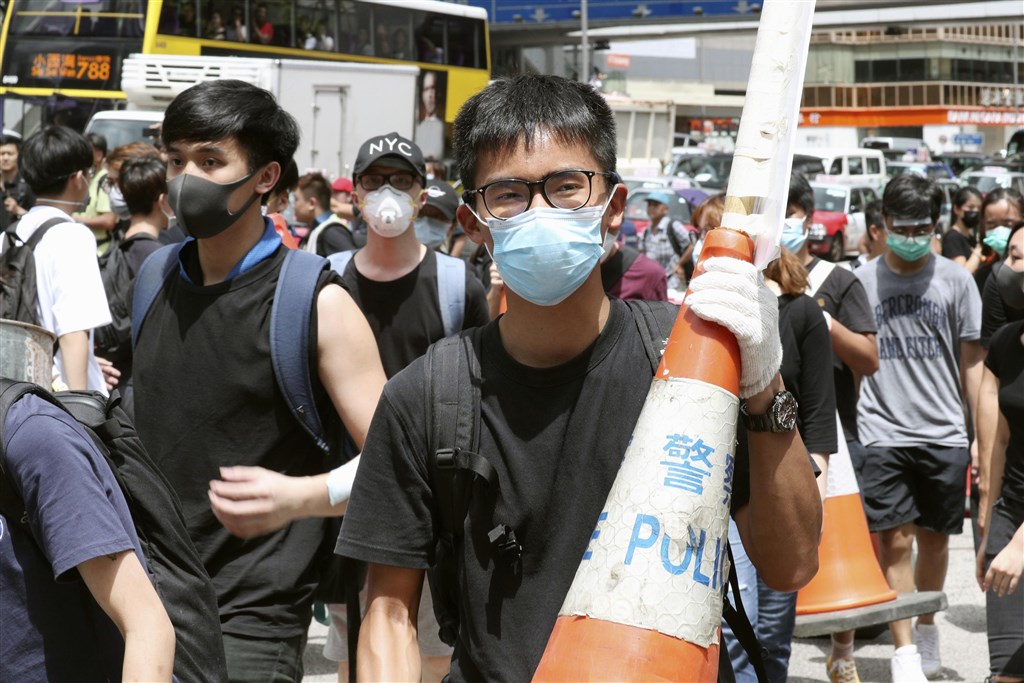 許多香港民眾21日上午湧入香港政府辦公區發起示威活動,抗議傾中的香港特首林鄭月娥未回應他們的訴求。(共同社提供)