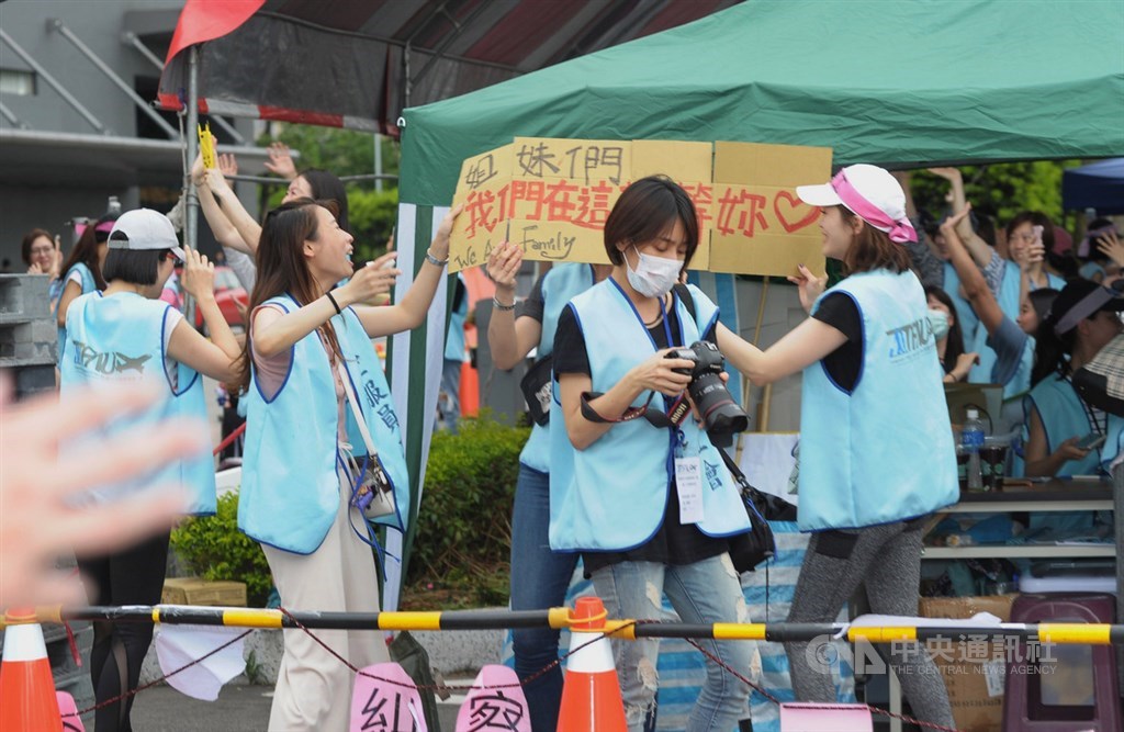 長榮空服員22日持續在桃園南崁長榮航運大樓外罷工靜坐,陸續加入罷工行列的空服員相互打氣。中央社記者施宗暉攝 108年6月22日