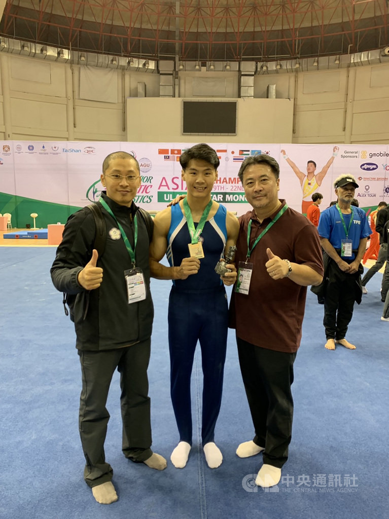 台灣體操好手唐嘉鴻(中)22日在2019烏蘭巴托亞洲體操錦標賽男子單槓決賽中,以14.267分拿下生涯首面亞錦賽銀牌。(教練翁士航提供)中央社記者張新偉傳真 108年6月22日