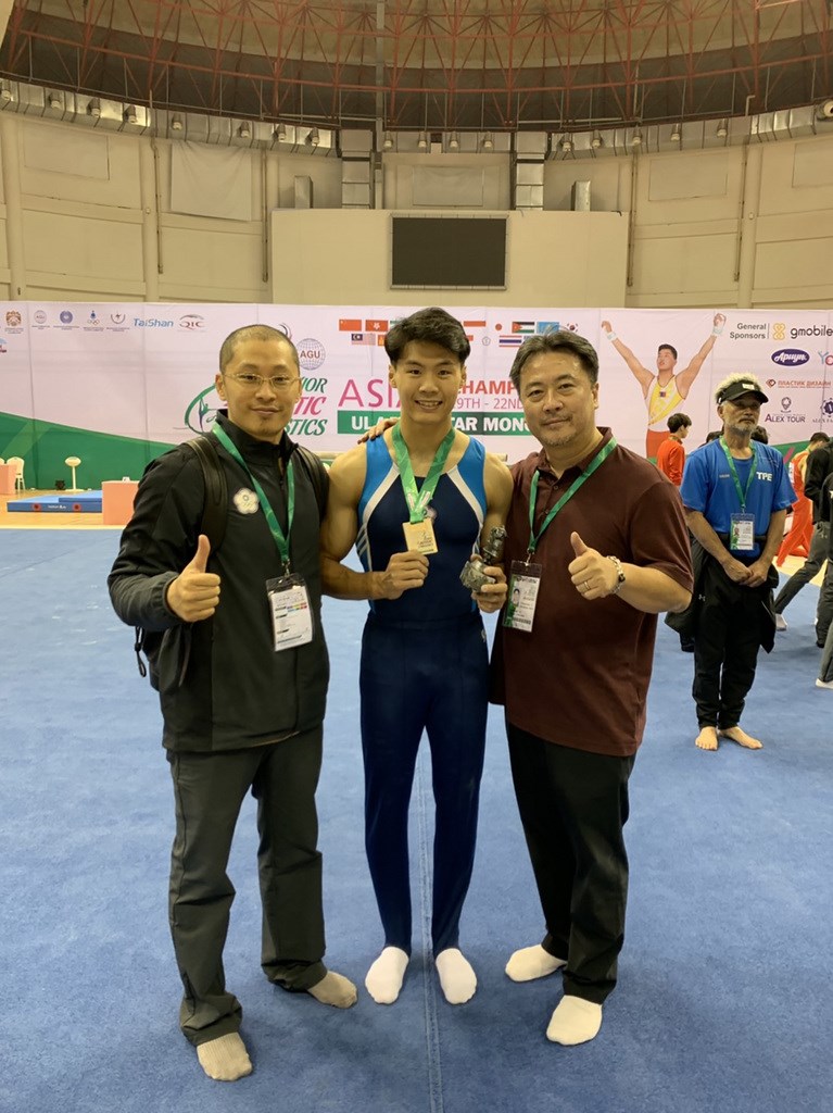 台灣體操好手唐嘉鴻(中)22日在2019烏蘭巴托亞洲體操錦標賽男子單槓決賽中,以14.267分拿下生涯首面亞錦賽銀牌。(教練翁士航提供)中央社記者張新偉傳真 108年6月22日