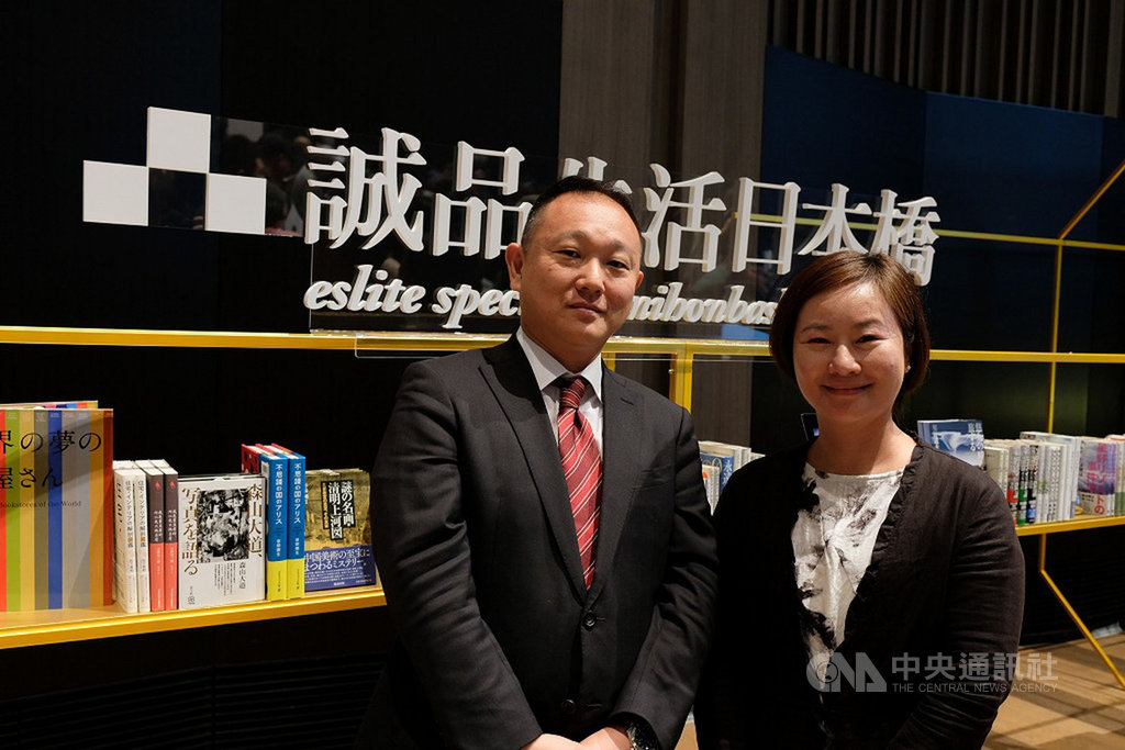 誠品生活與日本三井不動產合作開設「誠品生活日本橋」將於9月27日開幕,交由擁有110年歷史的日本有鄰堂經營。有鄰堂主管松信健太郎(左)表示,2020年東京奧運,是台灣的誠品向世界宣傳的大好機會。中央社記者楊明珠東京攝 108年6月23日
