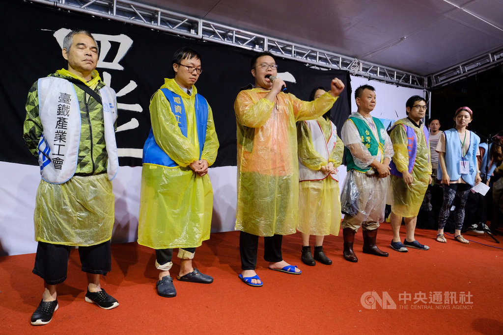 長榮航空空服員罷工進入第4天,桃園市空服員職業工會23日晚間舉行團結晚會,邀請全台30多個工會站台力挺。中央社記者吳睿騏桃園攝 108年6月23日