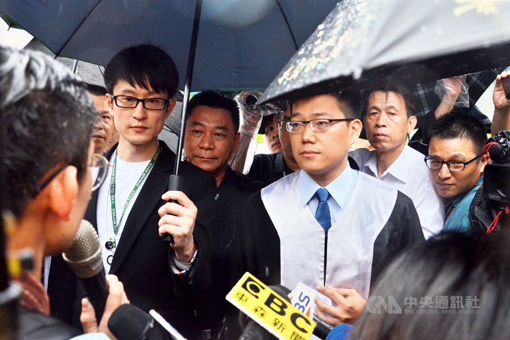 長榮航空公司23日派出代表及律師拿著10多份空服員委託書,要求取回已繳交的員工證等被稱為「三寶」證件,工會以非罷工人員不得進入罷工糾察線為由,拉起人牆拒絕。雙方僵持10多分鐘後,工會才收下委託書。中央社記者吳睿騏桃園攝 108年6月23日