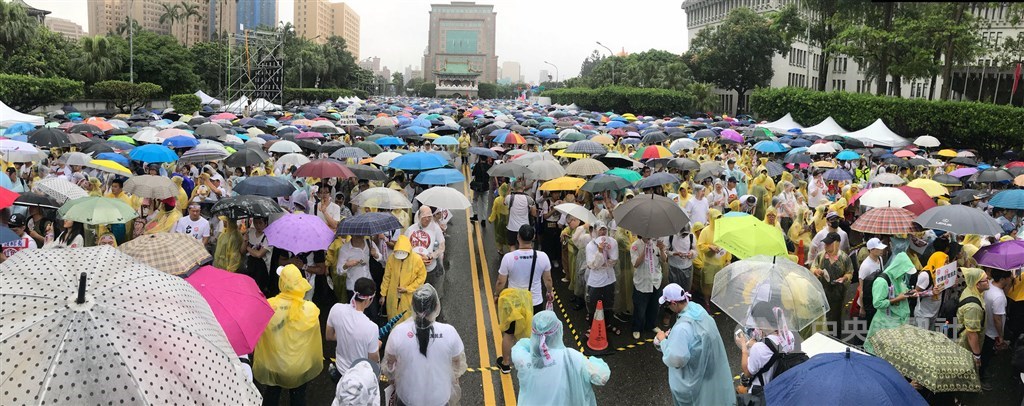 時代力量立委黃國昌與「館長」陳之漢23日下午在凱達格蘭大道舉辦「拒絕紅色媒體、守護台灣民主」遊行,雖然天氣不佳,仍有許多民眾到場參與。中央社記者徐肇昌攝 108年6月23日