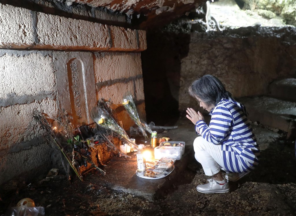 23日為日本令和年代的第一個沖繩慰靈日,遺族雙手合十悼念為亡者祈福。(共同社提供)
