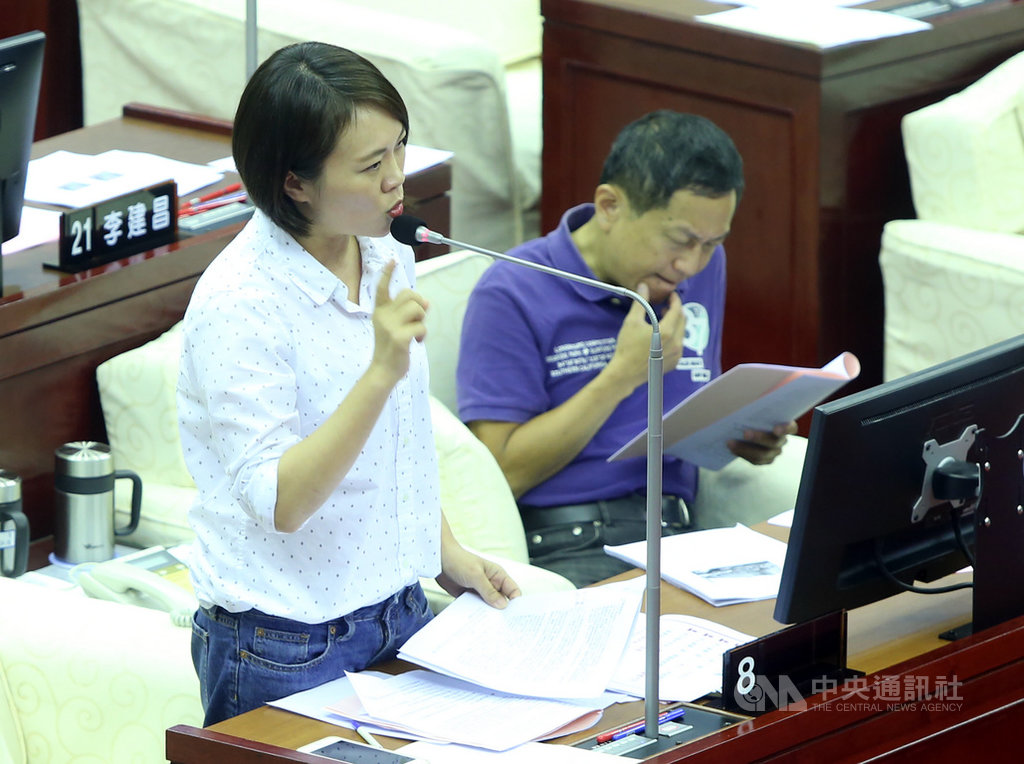民進黨籍台北市議員簡舒培(左)24日在市議會說,大巨蛋案會議擬將環評人數從5萬9833人上修至7萬人,質疑是幫遠雄喬蛋。中央社記者鄭傑文攝 108年6月24日