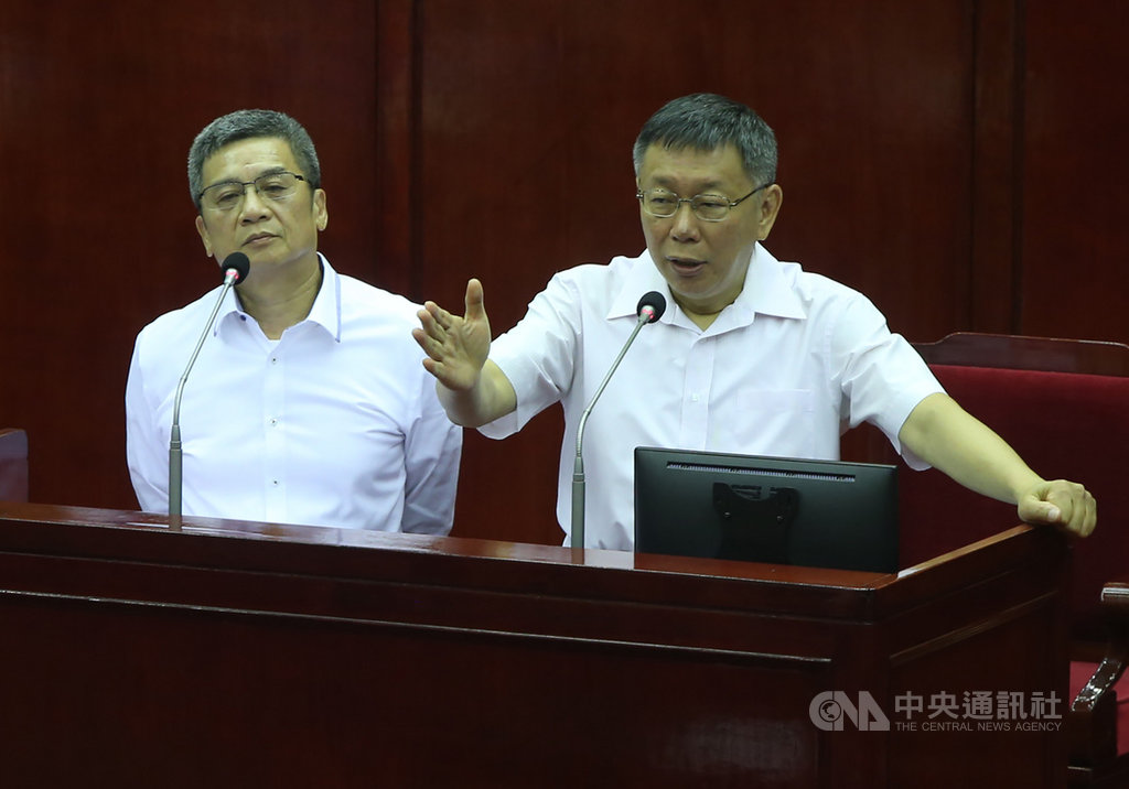 大巨蛋案會議錄音檔流出,台北市議員簡舒培24日質疑市府幫遠雄喬蛋,且未咎責相關人員;台北市長柯文哲(右)重申未上修,認為是議員在帶風向。圖左為前北市府顧問李文宗。中央社記者鄭傑文攝 108年6月24日