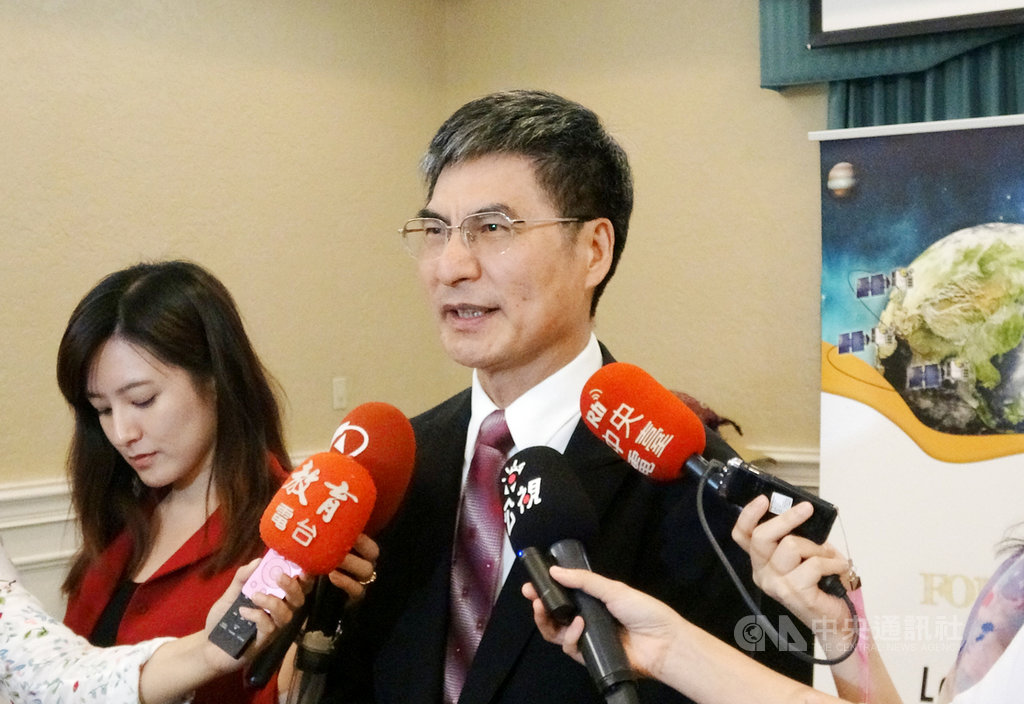 福衛七號預計美東時間24日午夜前後發射,科技部長陳良基(中)表示,福衛七號是台美10年來最大的科技合作計畫,代表美方對台灣在太空衛星整備與硬體設施掌控的肯定,台美尖端技術互信合作。中央社記者江今葉奧蘭多攝 108年6月24日