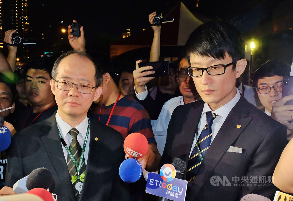 桃園市空服員職業工會代表24日指出,長榮航空公共關係室經理林司忠(前左)晚間在法務人員陪同下,向工會送上近20份委託書影本,連同前一日送達的一共近40份,盼向工會取回「三寶」,但工會要求由空服員本人親自填寫申請書,並經2天作業時間才可取回。中央社記者吳睿騏桃園攝 108年6月24日