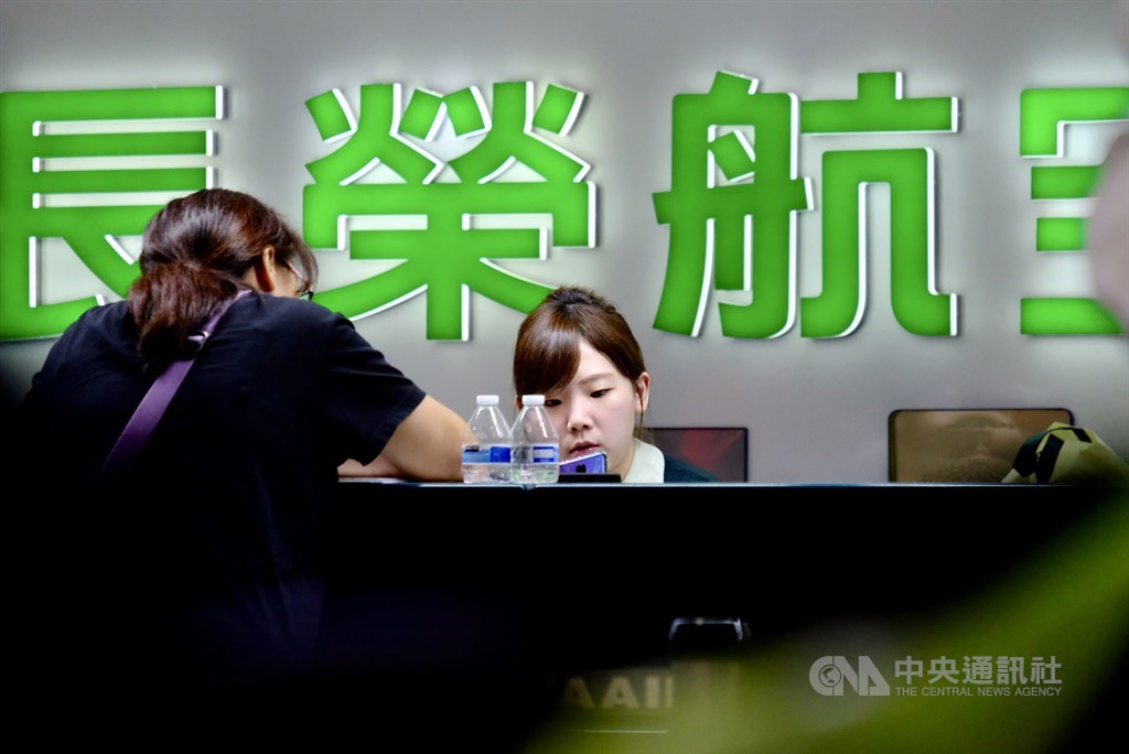 長榮航總經理孫嘉明24日在股東會後告訴媒體,長榮航規劃2019年招募200餘名空服員,且首度招募男性空服員。(中央社檔案照片)