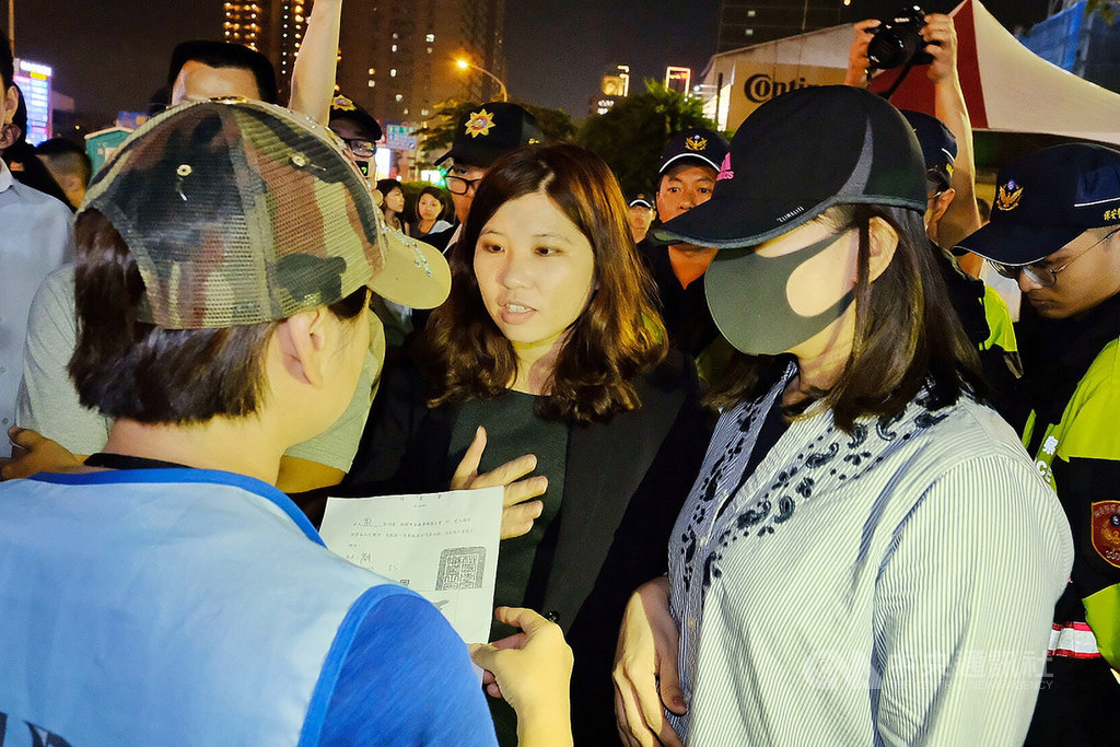 參與長榮航空空服員罷工的劉姓空服員(前右),24日晚間在先生及律師陪同下向工會表明要取回被稱為「三寶」的員工證、護照及台胞證,但因需2天作業時間,雙方最後不歡而散。中央社記者吳睿騏桃園攝 108年6月24日