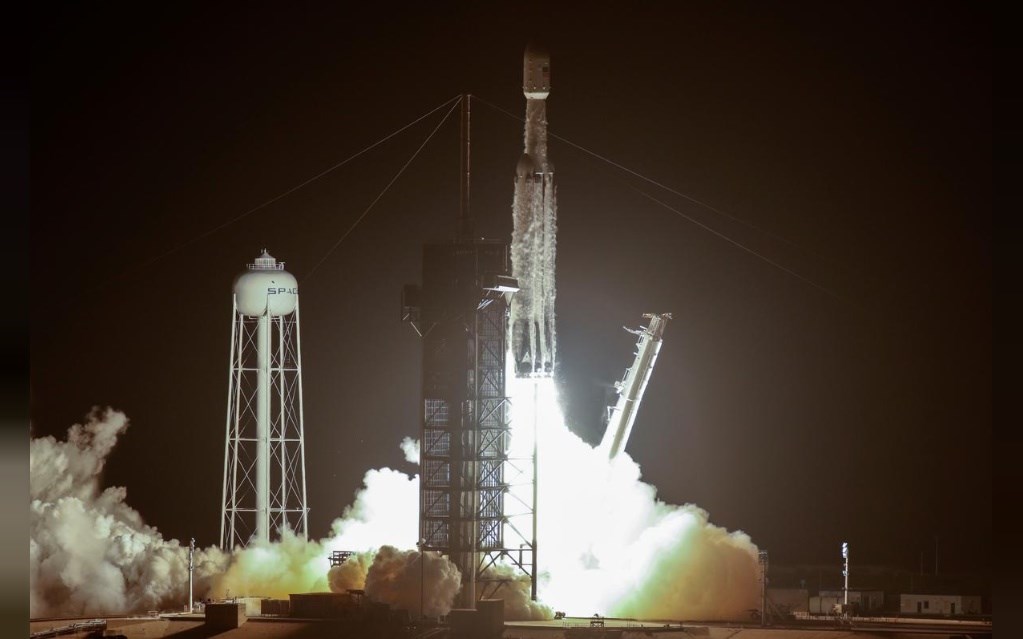 福爾摩沙衛星七號台北時間25日下午2時30分在美國佛羅里達州甘迺迪太空中心,搭乘SpaceX獵鷹重型火箭發射升空。(路透社提供)
