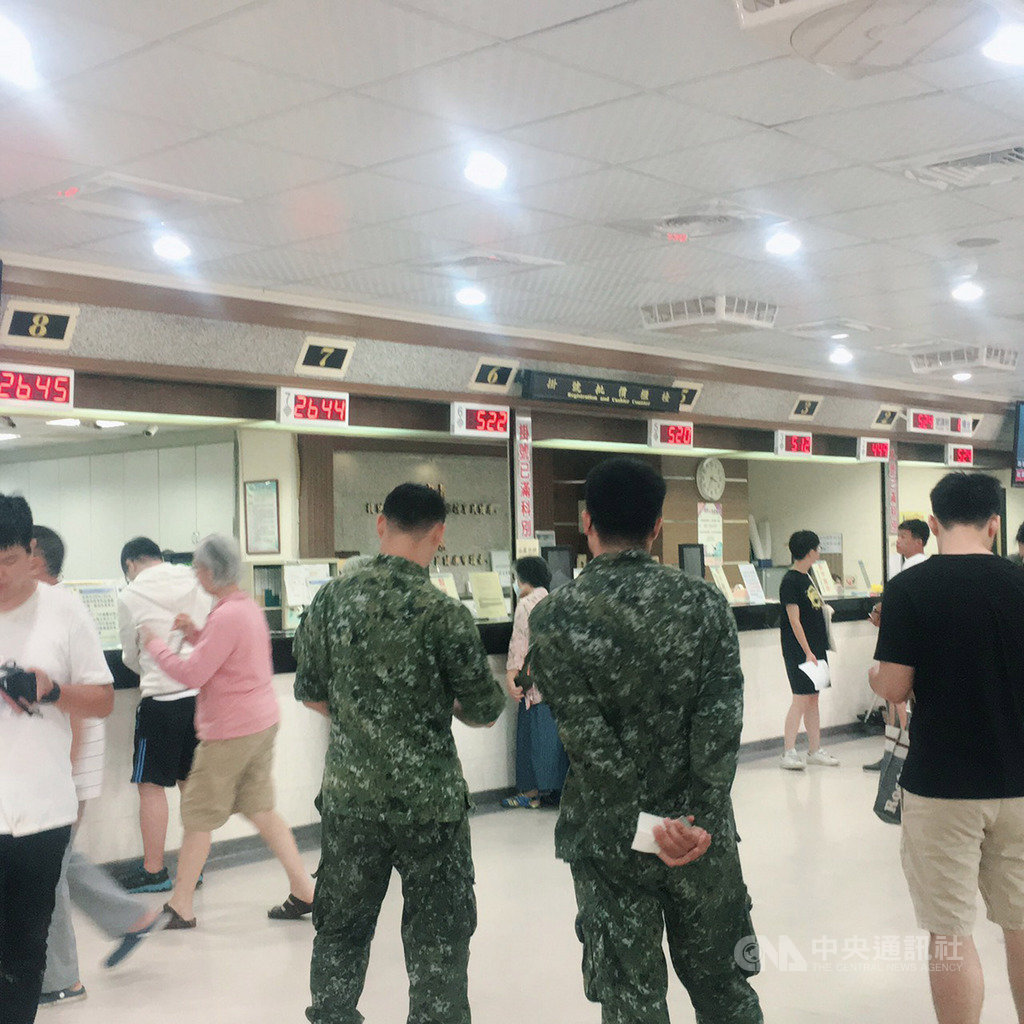 陸軍航空特戰指揮部所屬潮州空降場25日進行跳傘訓練時,2名傘兵在落地前傘具碰撞導致吃風不足,摔落地面受傷,送往國軍高雄總醫院治療,目前2人意識清楚。中央社記者陳朝福攝 108年6月25日