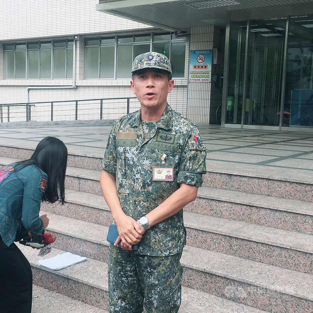陸軍航空特戰指揮部25日在屏東潮州空降場傘訓時,發生兩名傘兵墜地受傷,航特部政戰副主任梁庭蔚(圖)表示,兩人在離地60呎(約18公尺)高度時,因傘距不足、傘具重疊,產生纏繞情形,拉副傘也來不及全開,雙雙墜地。中央社記者陳朝福攝 108年6月25日