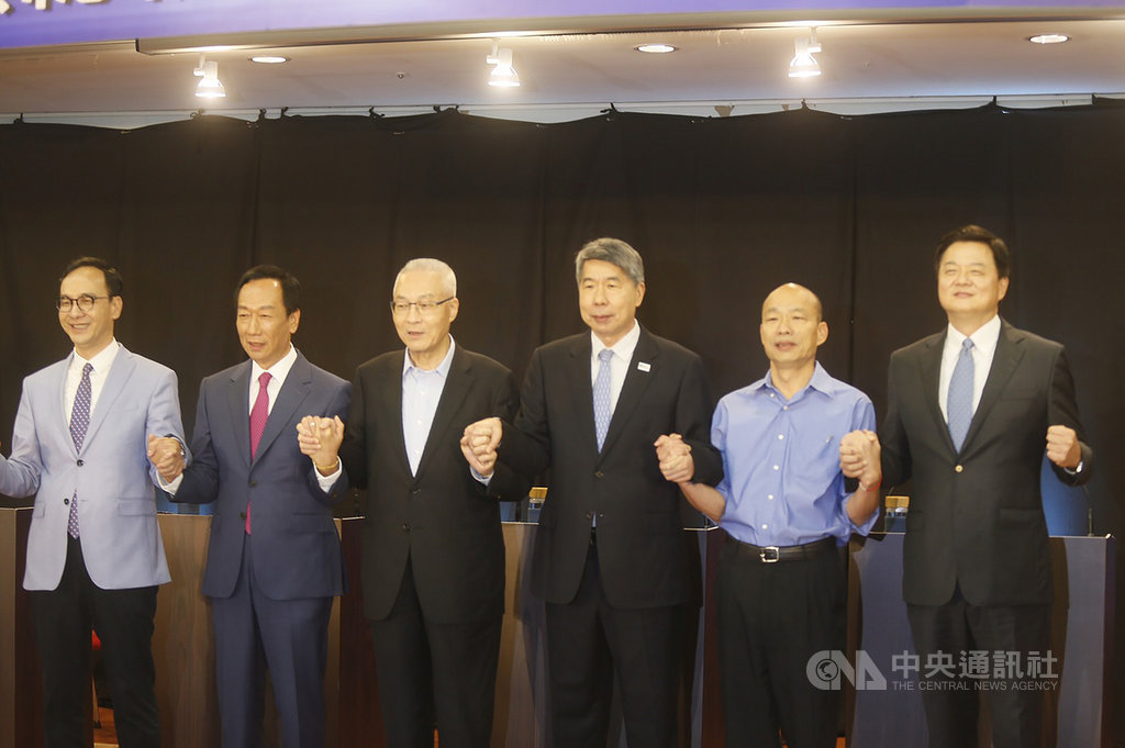 國民黨總統初選首場國政願景電視發表會25日晚間在高雄國際會議中心登場,聚焦憲政、外交、兩岸及國安議題。參選人周錫瑋(右起)、韓國瑜、張亞中、朱立倫(左起)、郭台銘與國民黨主席吳敦義(左3)在會前展現信心與團結。中央社記者董俊志攝 108年6月25日