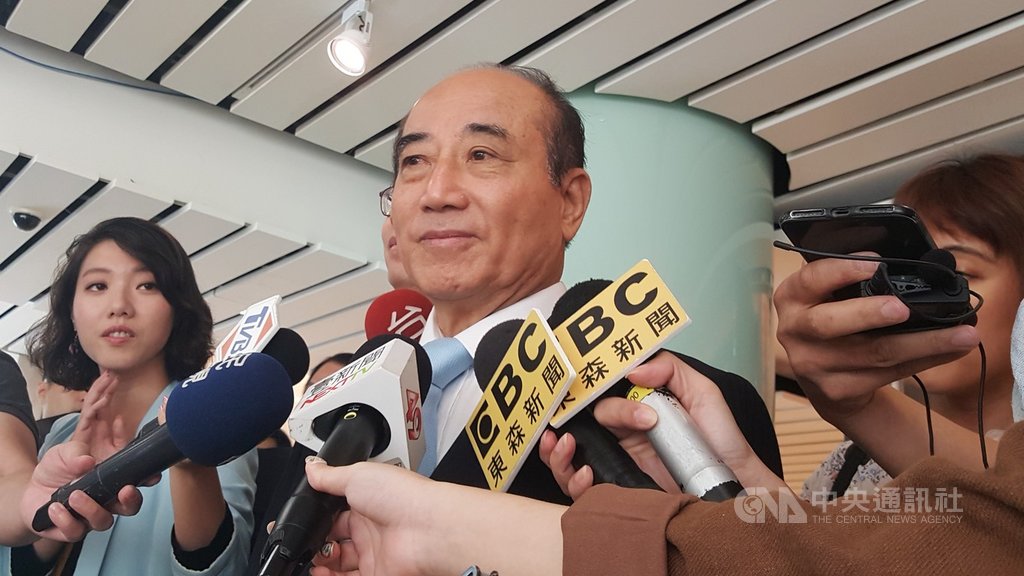 前立法院長王金平25日出席中華科技金融學會區塊鏈應用論壇,會前受訪談及國民黨內近期民調,認為民調起伏是「自然現象」,無論誰出線,他都會努力跑基層,為國民黨贏回政權努力。中央社記者廖禹揚攝 108年6月25日