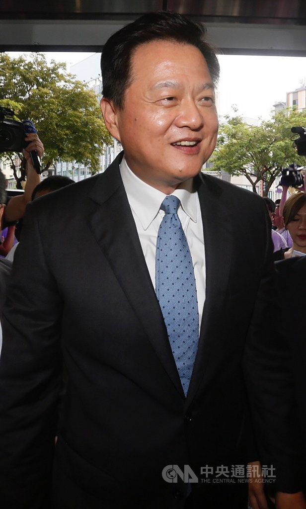 國民黨總統初選首場國政願景電視發表會25日晚間在高雄國際會議中心登場,聚焦憲政、外交、兩岸及國安議題,黨內總統初選參選人周錫瑋抵達現場。中央社記者董俊志攝 108年6月25日