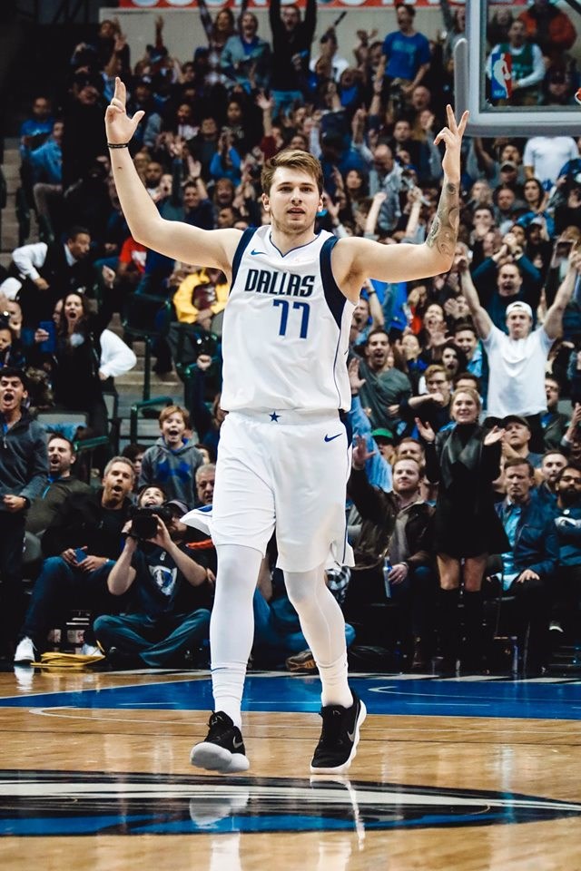 達拉斯獨行俠的唐西奇(前)24日獲NBA年度最佳新秀。(圖取自facebook.com/dallasmavs)