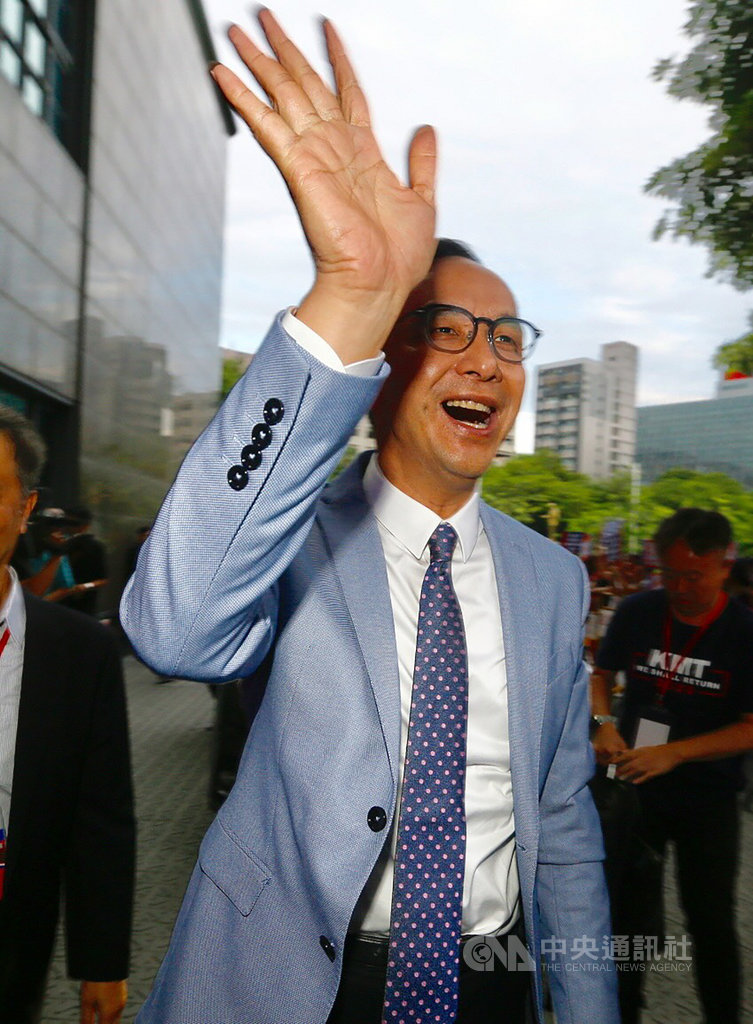 國民黨國政願景電視發表會25日在高雄國際會議中心登場,黨內總統初選參選人朱立倫(前)會前受訪表示,以平常心參加,並對兒子陪同出席感到很溫馨。中央社記者董俊志攝 108年6月25日