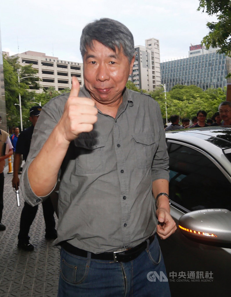 國民黨總統初選首場國政願景電視發表會25日在高雄國際會議中心登場,黨內總統初選參選人張亞中抵達現場。中央社記者董俊志攝 108年6月25日