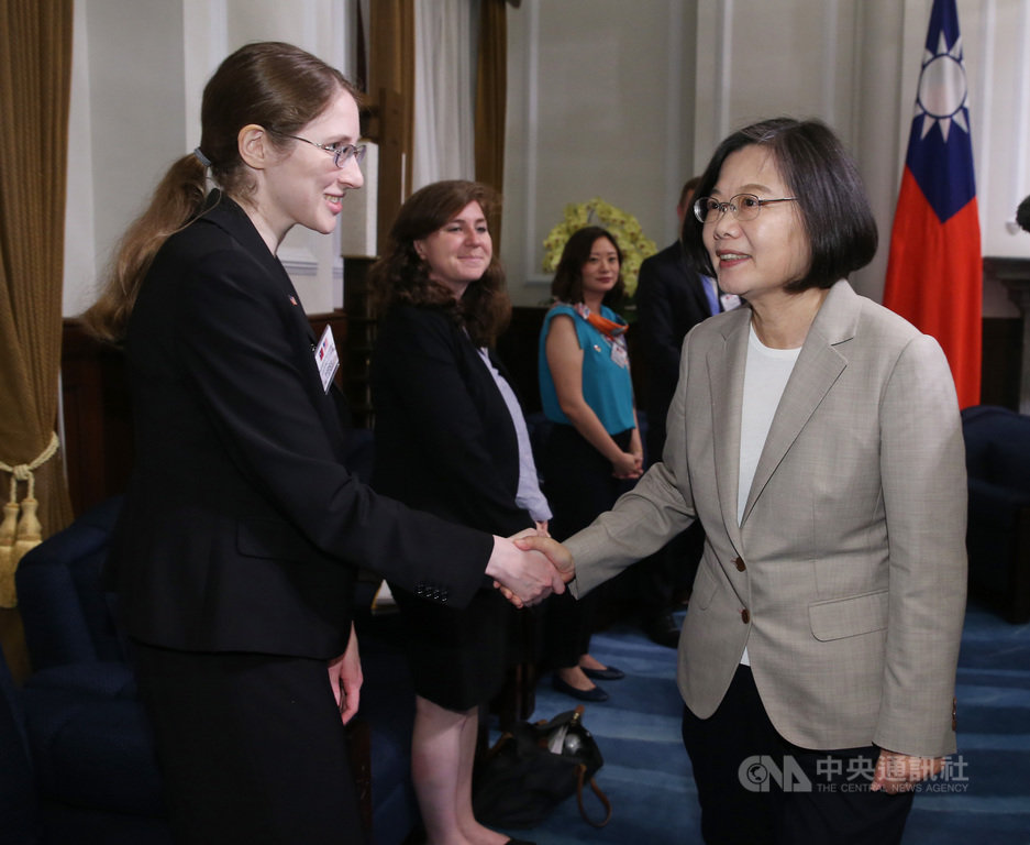 總統蔡英文(右)25日在總統府接見戰略暨國際研究中心(CSIS)「台美政策計畫」(TUPP)訪問團,希望訪賓們透過這次訪問更加了解台灣。中央社記者鄭傑文攝 108年6月25日