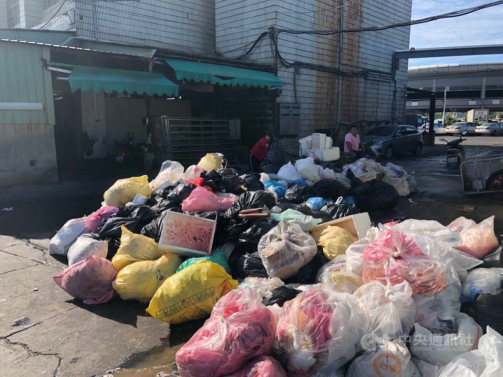 近日東港鹽埔泊區漁港內多次發現遭人趁深夜時將廢棄物及垃圾隨意丟棄,造成漫天惡臭。屏東縣政府26日呼籲全民當督工,勇於檢舉違規行為人。(屏東縣政府提供)中央社記者郭芷瑄傳真 108年6月26日
