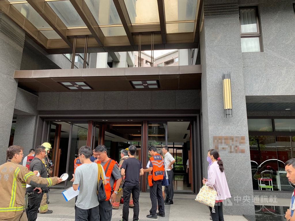 台南市東區一處公寓大樓地下室泳池,26日傳出工作人員疑誤加溶液產生氯氣,消防人員緊急疏散現場,一名男童送醫幸無大礙。(翻攝相片)中央社記者張榮祥台南傳真 108年6月26日