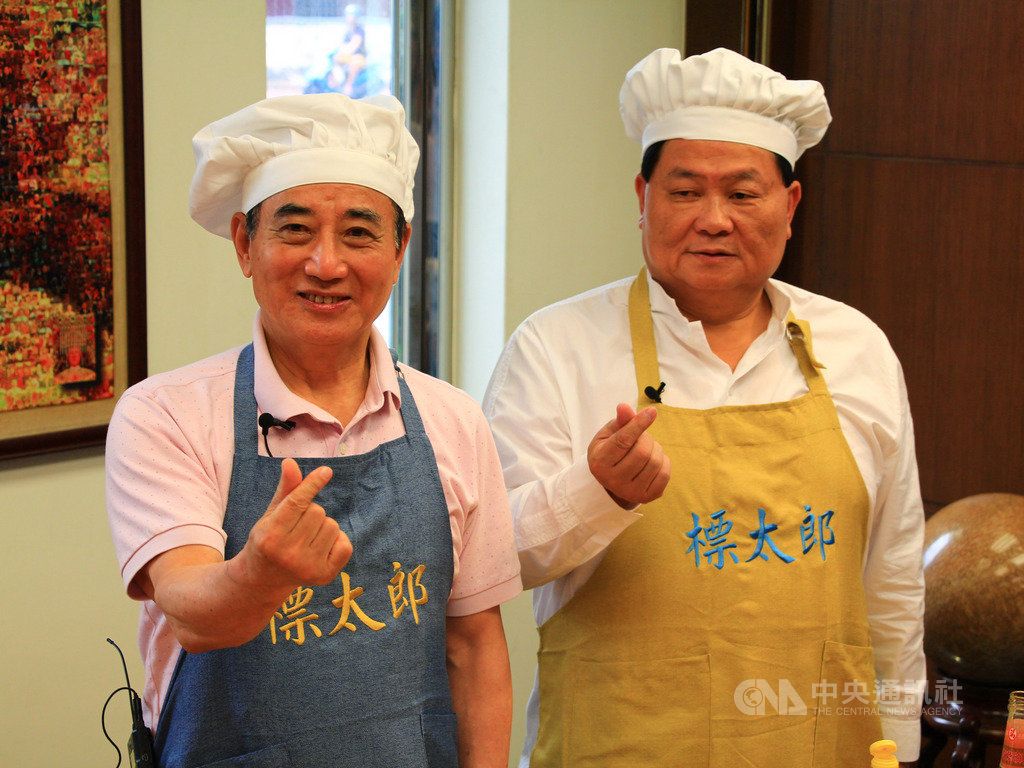 前立法院長王金平(左)26日與大甲鎮瀾宮董事長顏清標(右)一同直播煮水餃,王金平表示,大家都知道顏清標有一手好廚藝,這次來是了解對方做冷凍水餃的狀況。中央社記者蘇木春攝 108年6月26日